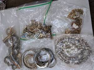 lot 222 image: Lot of Assorted Vintage Jewelry