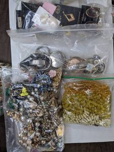 lot 224 image: Lot of Vintage Jewelry & Pocket Watches