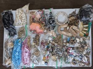 lot 227 image: Large Lot of Vintage Jewelry