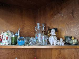 lot 231 image: Assorted Vintage Glassware and Figurines