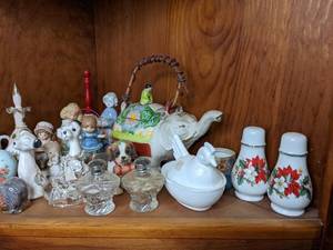 lot 232 image: Assorted Vintage Glassware and Figurines
