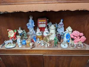lot 233 image: Assorted Vintage Curious and Figurines