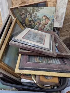 lot 243 image: Assorted Vintage Frames and Prints