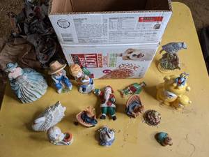 lot 251 image: Assortment of Small Figurines