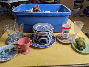 lot 252 image: Lot of Mostly Glassware