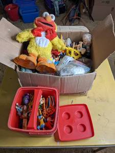 lot 253 image: Box Full of Plastic Toys