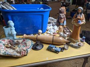 lot 255 image: Assortment of Vintage Items
