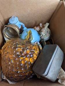 lot 261 image: Assortment of Vintage Items