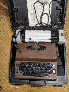 lot 126 image: Vintage Sears The Scholar Electric Portable Typewriter with Case