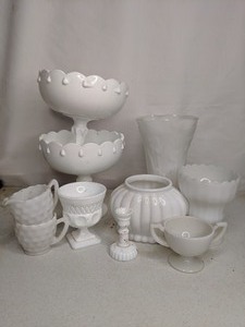 lot 43 image: Assorted Milk Glass Pieces
