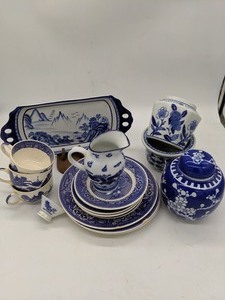 lot 48 image: Assorted Blue and White Japanese Pottery