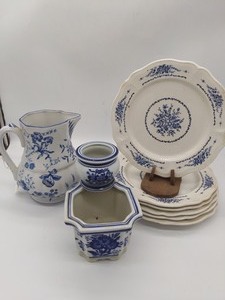 lot 50 image: Assorted Vintage Blue and White China