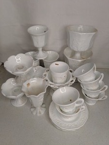 lot 52 image: Set of Vintage Milk Glass Servingware