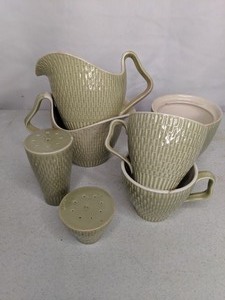 lot 55 image: Vintage Red Wing Pottery Drinkware Set