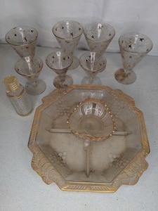 lot 63 image: Vintage Glass Servingware Set