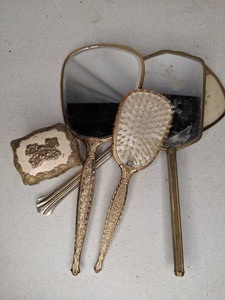 lot 64 image: Collection of Vintage Vanity Items