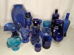 lot 78 image: Assortment of Vintage Blue Glass Vases