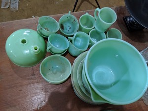 lot 92 image: Vintage Fire King Jadeite Glassware Set