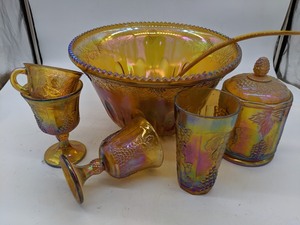 lot 95 image: Vintage Carnival Glass Servingware