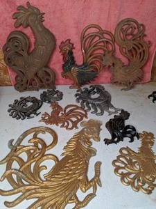 lot 9 image: Assorted Decorative Metal Roosters
