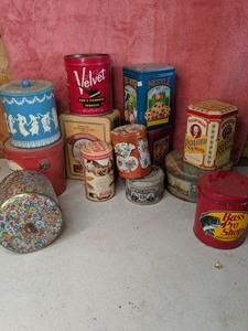 lot 14 image: Variety of Vintage Tins