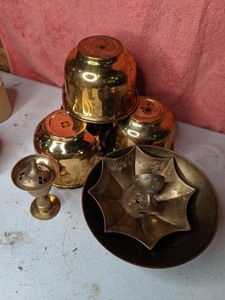 lot 26 image: Small Brass Home Decor Items