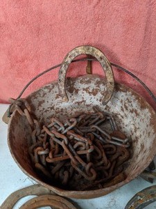 lot 28 image: Rusty Horseshoe Decor Lot