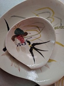 lot 39 image: Red Wing 1950s Capistrano Assymetrical Plate Set