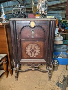 lot 144 image: Vintage Decorative Airline Radio Cabinet