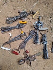 lot 138 image: Assorted Vintage Egg Beaters
