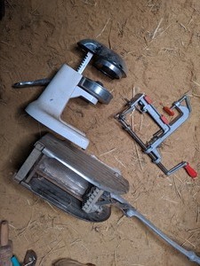 lot 134 image: Assorted Vintage Kitchen Gadgets