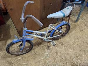 lot 6 image: Magna Girls Bike With Banana Seat...
