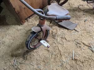 lot 10 image: Vintage Trike & Vintage Bicycle Mis...