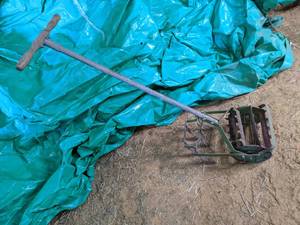 lot 32 image: Row Hoe Garden Tiller...