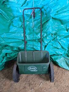 lot 33 image: Scotts Accugreen 1000 Cart...