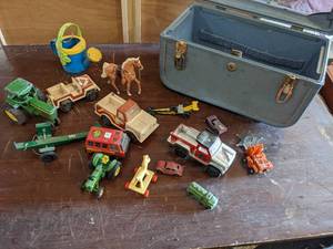 lot 128 image: Vintage Toys In Wayfarer Travel Cas...