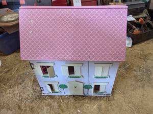 lot 190 image: Barbie Doll House...