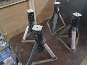 lot 213 image: (4) Jack Stands...