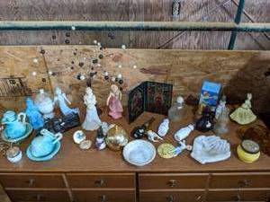 lot 230 image: Large Lot of Collectable Avon Bottl...