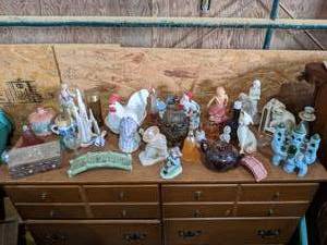 lot 250 image: Home Dcor Lot Few Avon Collectab...