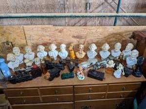lot 251 image: Large Lot of Collectable Avon Bottl...