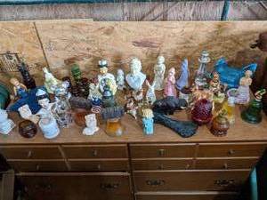 lot 255 image: Home Dcor Lot Few Avon Collectab...