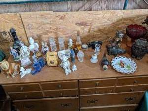 lot 256 image: Home Dcor Lot Few Avon Collectab...