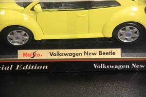 lot 9 image: Maisto Special Edition 118 Die Cast Car Volkswagen New Beetle