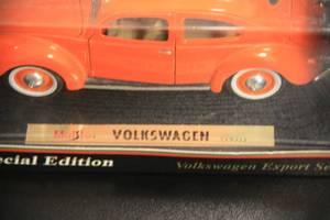 lot 10 image: Maisto Special Edition 118 Die Cast Car 1951 Volkswagen Beetle