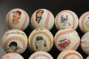 lot 45 image: Commemorative Baseball Resale Lot  15 Baseballs