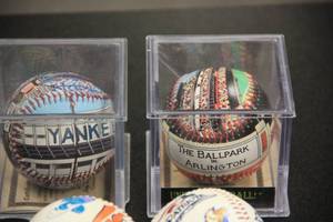lot 48 image: Commemorative Baseball Resale Lot  4 Baseballs