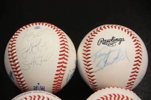 lot 68 image: Minnesota Twins Autograph Baseball Lot  4 Balls