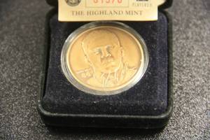 lot 101 image: The Highland Mint Randy Moss Bronze Coin
