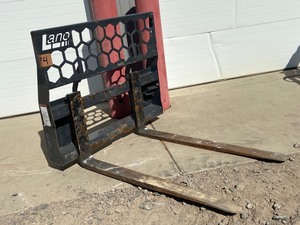 lot 4 image: Virnig Skid Loader Pallet Forks